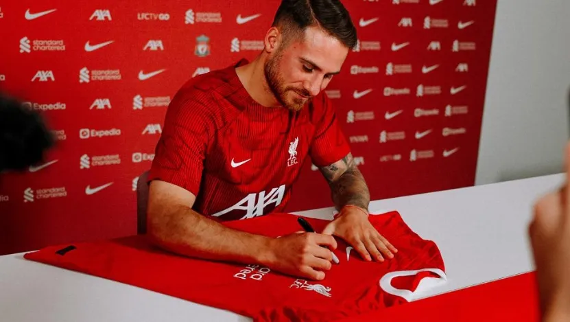 Alexis Mac Allister firmó su contrato y también una camiseta del Liverpool.