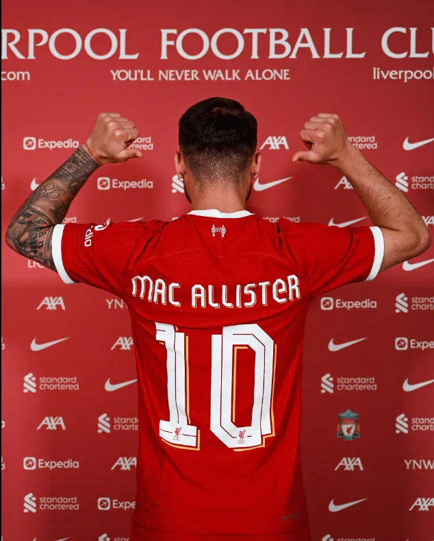 Alexis Mac Allister posa con la “10” del Liverpool.