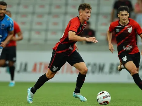 Flores para Arriagada en el Paranaense: "No reclama nunca"