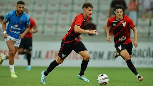 Luciano Arriagada espera en la banca para sumar minutos ante el Flamengo.