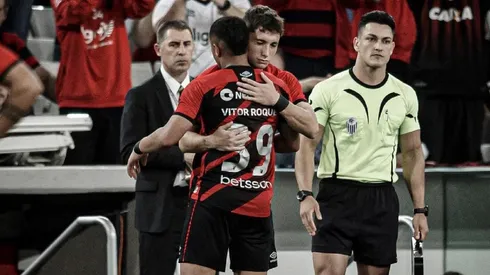 Vitor Roque ya va rumbo a Barcelona y Luciano Arriagada se frota las manos.