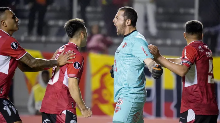 Nicola Pérez fue el héroe de Ñublense ante Aucas.