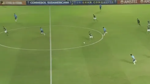 Matías Sepúlveda, en la mitad de la cancha, sacó un bombazo para darle el triunfo parcial a Audax Italiano.