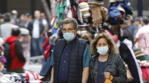 Personas usan mascarilla en la calle