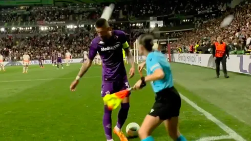 Cristiano Biraghi recibió un vaso en su cabeza y terminó sangrando por culpa de los hinchas del West Ham en la final con Fiorentina.