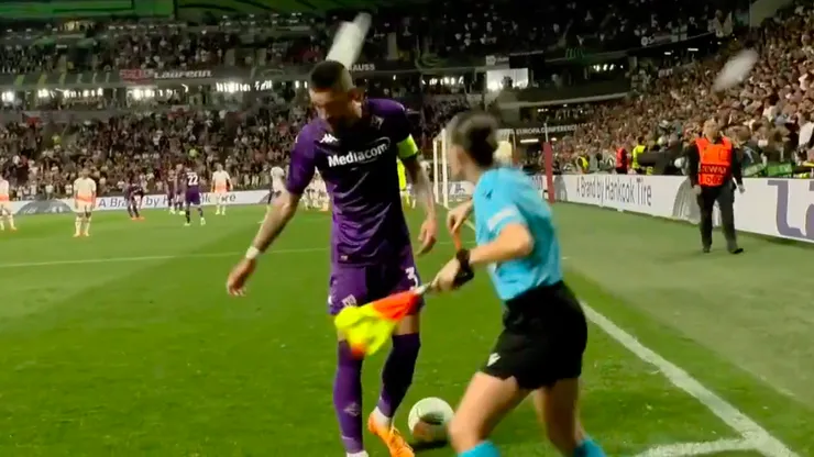 Cristiano Biraghi recibió un vaso en su cabeza y terminó sangrando por culpa de los hinchas del West Ham en la final con Fiorentina.