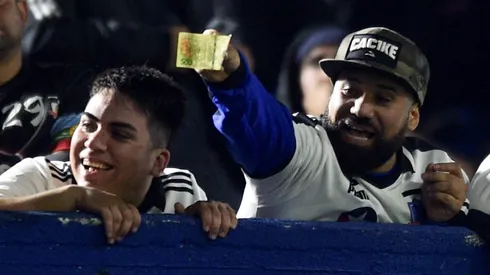 Cuando Colo Colo visitó a Boca Juniors en Copa Libertadores, sus hinchas rompieron y lanzaron billetes como burla por la crisis económica en Argentina.