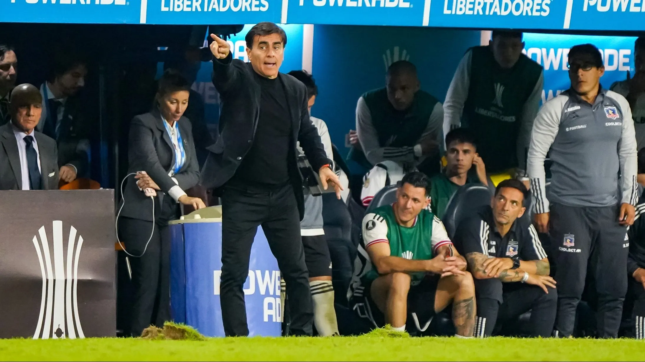 Gustavo Quinteros dirige en una de las bancas de La Bombonera. Colo Colo cayó 1-0 en su visita a Boca Juniors. (Guille Salazar/RedGol).