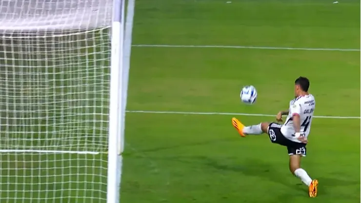 Alan Saldivia se disfrazó de bombero y mantuvo el 0 en el arco de Colo Colo ante Boca Juniors. ¡Qué salvada!