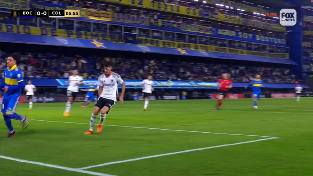 El momento en que Bruno Gutiérrez evidencia la lesión muscular que lo sacó del partido entre Boca Juniors y Colo Colo. (Captura Fox Sports).