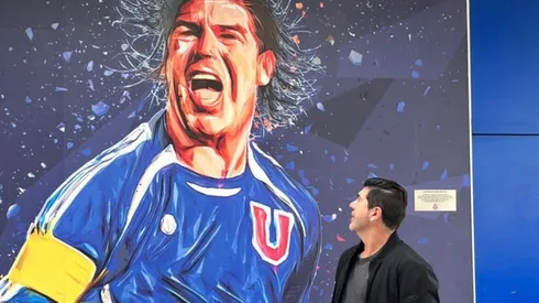 Marcelo Salas visitando su mural en el Centro Deportivo Azul.