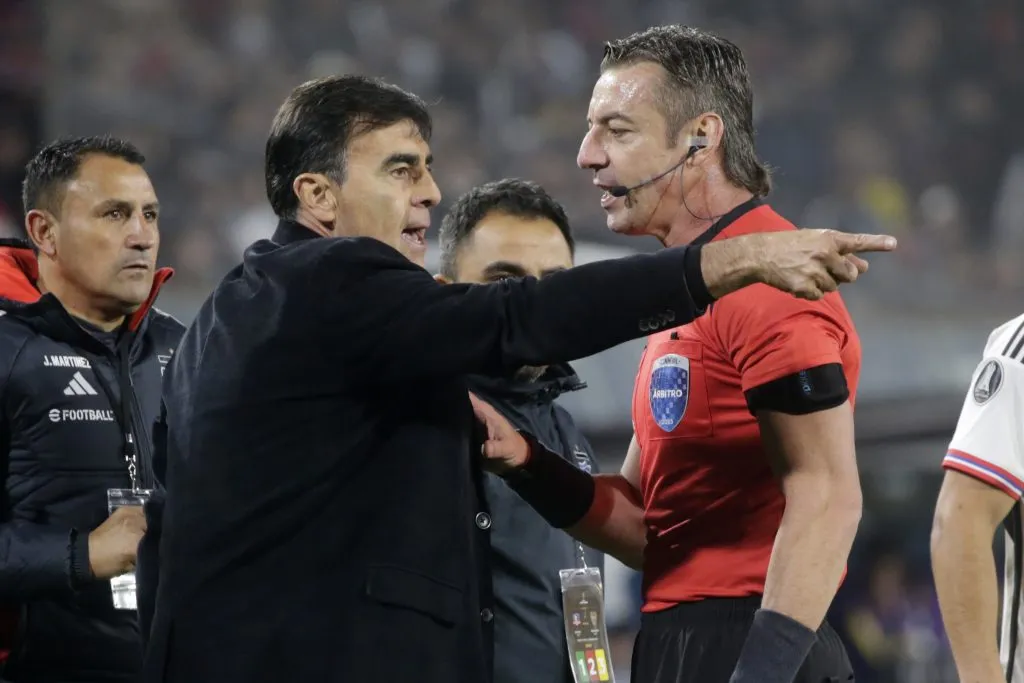 Gustavo Quinteros protesta una decisión del árbitro brasileño Raphael Claus en el partido que Boca le ganó 2-0 a Colo Colo en el estadio Monumental. (Jonnathan Oyarzun/Photosport).