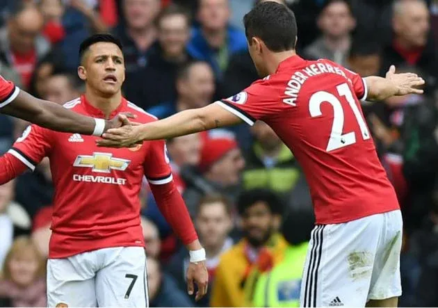 Herrer junto a Alexis Sánchez en el Manchester United. Foto: Getty.
