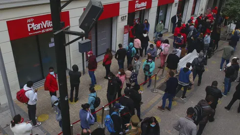 Revelan ley que permite a extranjeros retirar sus fondos de AFP