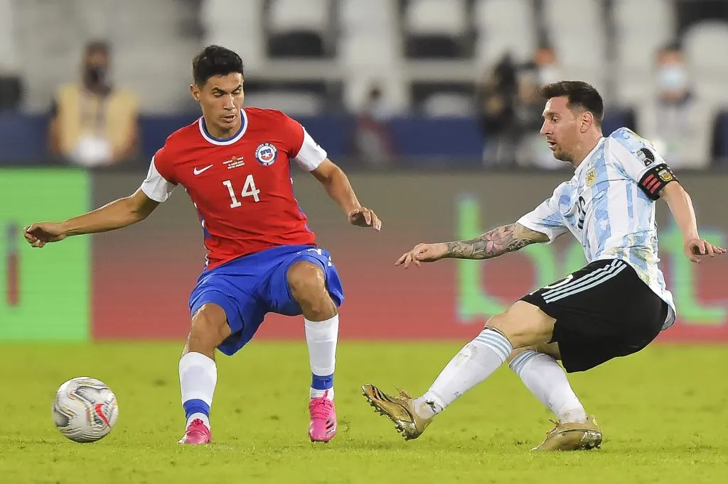 Pablo Galdames disputa el balón con Lionel Messi en el Estadio Nilton Santos de Río de Janeiro, por el Grupo A de la Copa América 2021 que se realizó en Brasil. | Foto: Photosport