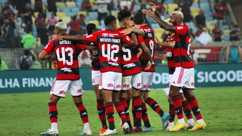 Los compañeros festejan el gol de Erick Pulgar en Flamengo.