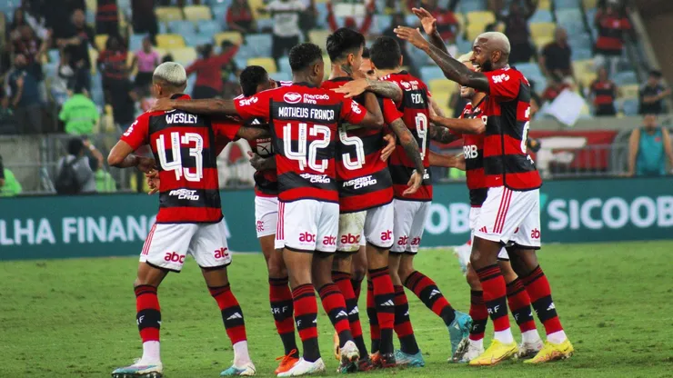 Los compañeros festejan el gol de Erick Pulgar en Flamengo.