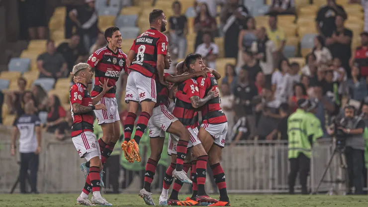 Erick Pulgar festeja junto sus compañeros.