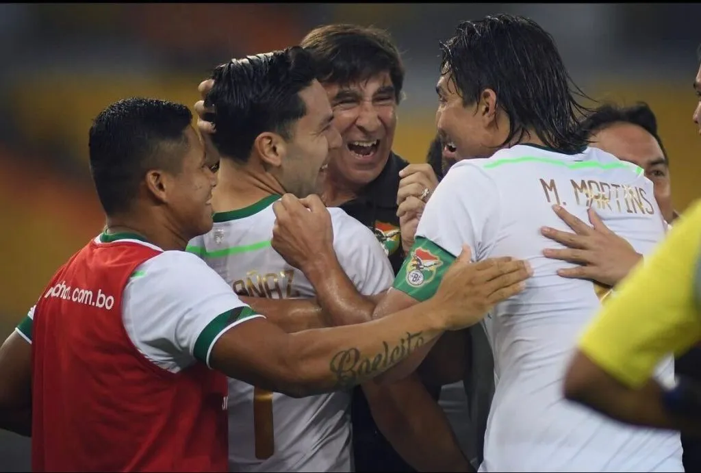 Gustavo Costas con sus dirigidos de Bolivia. Foto: laverde_fbf