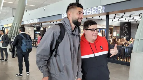 Emiliano Amor tuvo tiempo para los hinchas en el aeropuerto.