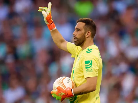 Bravo figura y un golazo de mitad de cancha en empate del Betis