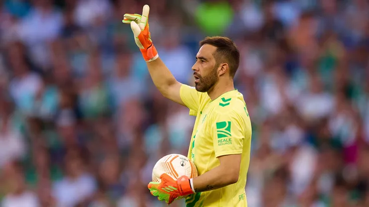 Claudi Bravo ingresó en el segundo tiempo y fue figura en el Betis. Igualaron 1 a 1 con Burnley.