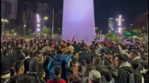 La hinchada alba en pleno Obelisco