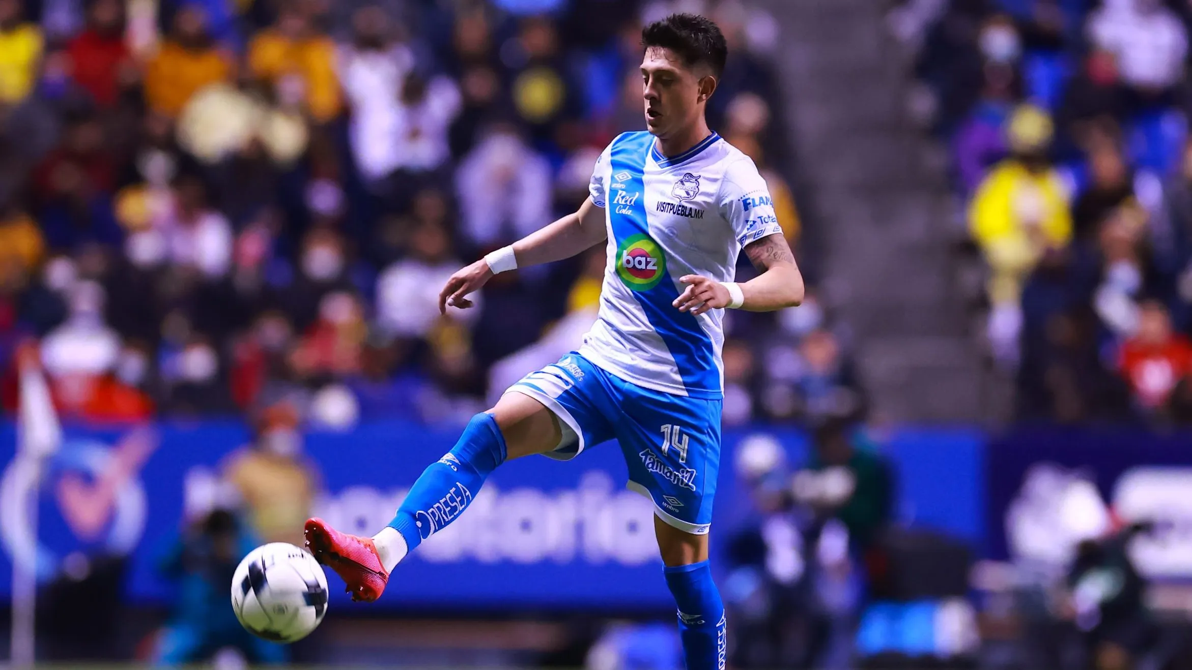 Pablo Parra en acción por el Puebla de México. (Héctor Vivas/Getty Images)