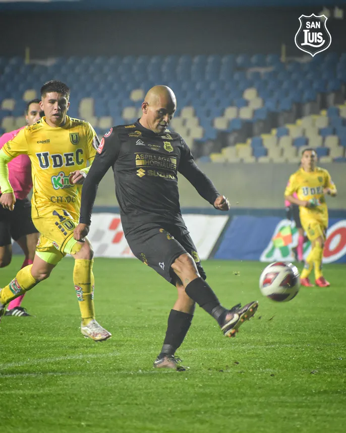Así definió Chupete Suazo ante Universidad de Concepción. ¡Qué mega golazo! (Comunicaciones San Luis de Quillota).
