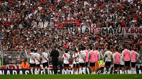 River Plate se reúne al medio de la cancha del Monumental tras enterarse del hincha que falleció luego de caer desde la parte alta del estadio.