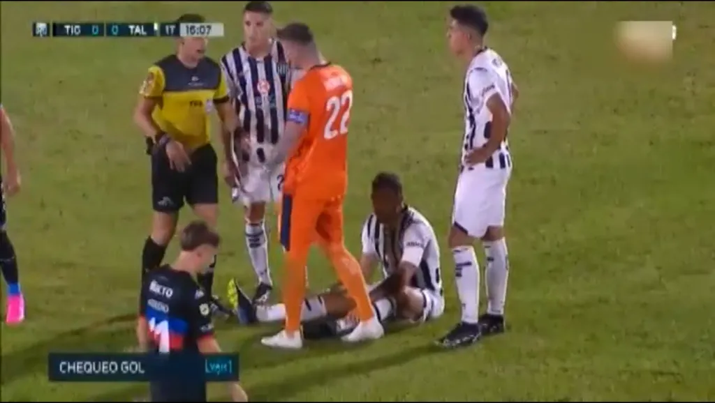 Matías Catalán no pasó de los 15 minutos puede perderse los amistosos de la selección chilena. Foto: TyC Sports.