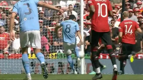 Gündogan se despachó un golazo para abrir el marcador para el Manchester City contra el Manchester United.