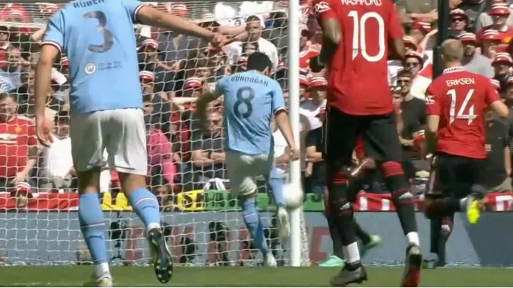 Gündogan se despachó un golazo para abrir el marcador para el Manchester City contra el Manchester United.