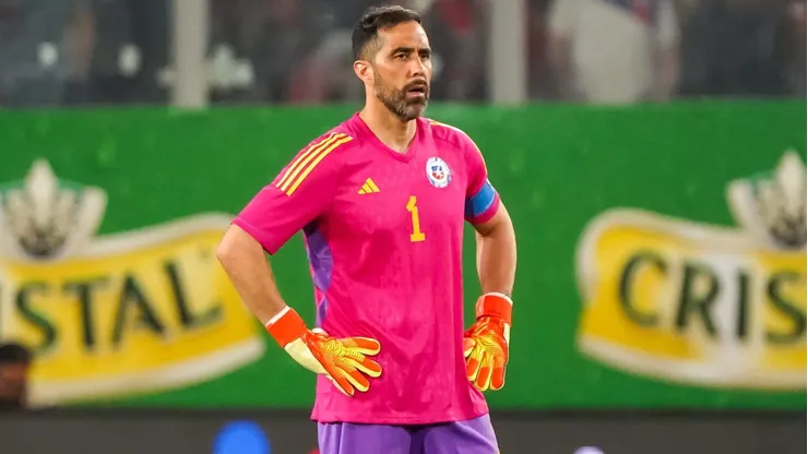 Pese a recuperar la titularidad y ser figura del Betis, Claudio Bravo quedó fuera de la nómina de la selección chilena.