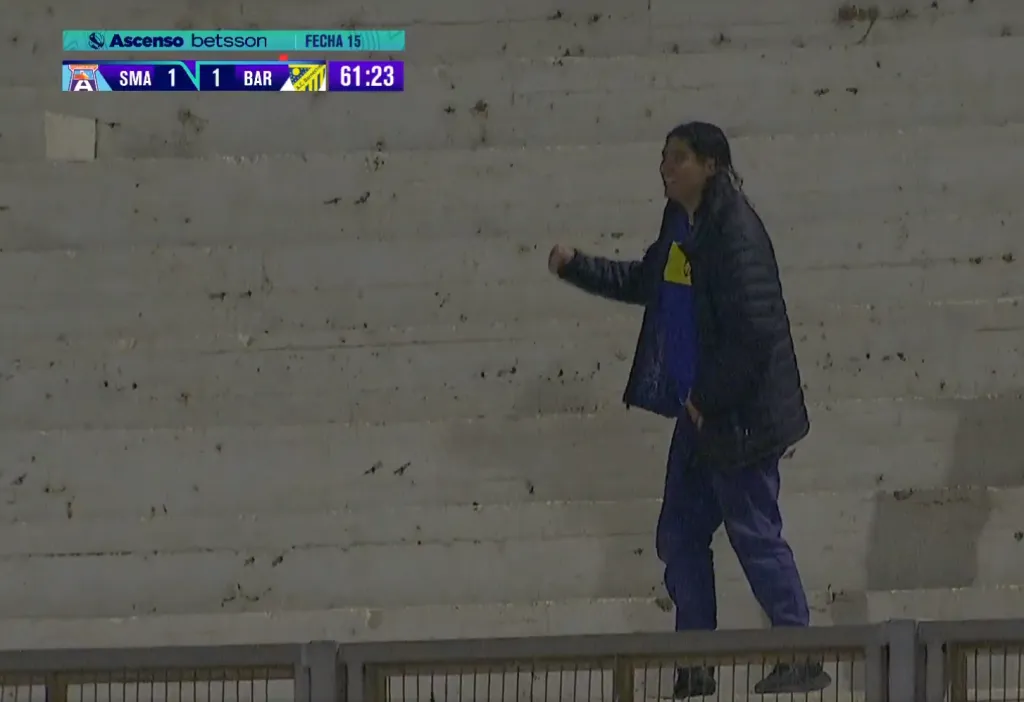 Así festejó el hincha solitario de A.C. Barnechea el golazo de Christian Bravo.