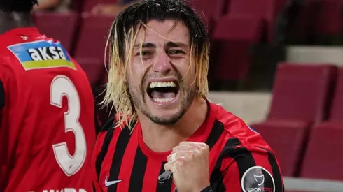 El delantero busca opción en el país.