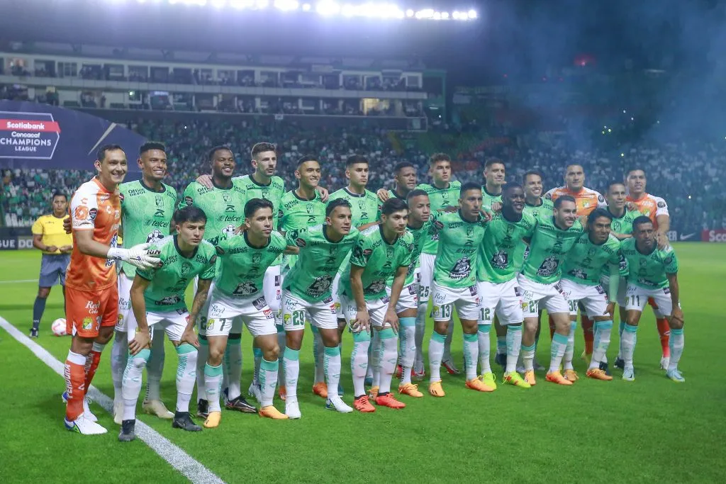 Víctor Dávila, Byron Castillo y sus compañeros posan antes de jugar contra Los Angeles. | Foto: Jam Media