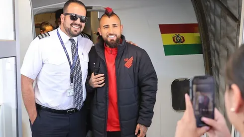 Arturo Vidal recibe el cariño desde su llegada a La Paz.