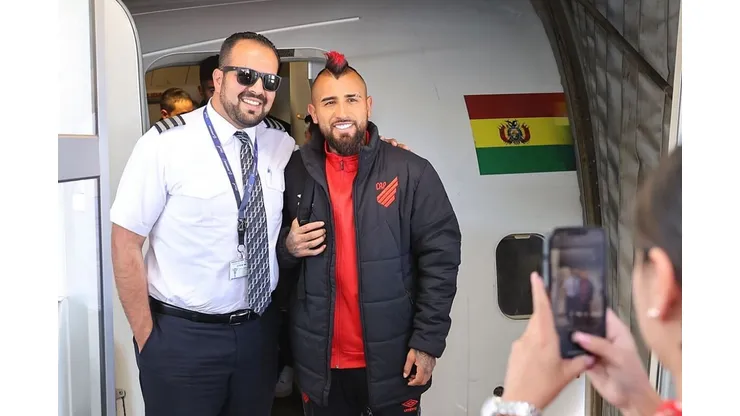 Arturo Vidal recibe el cariño desde su llegada a La Paz.