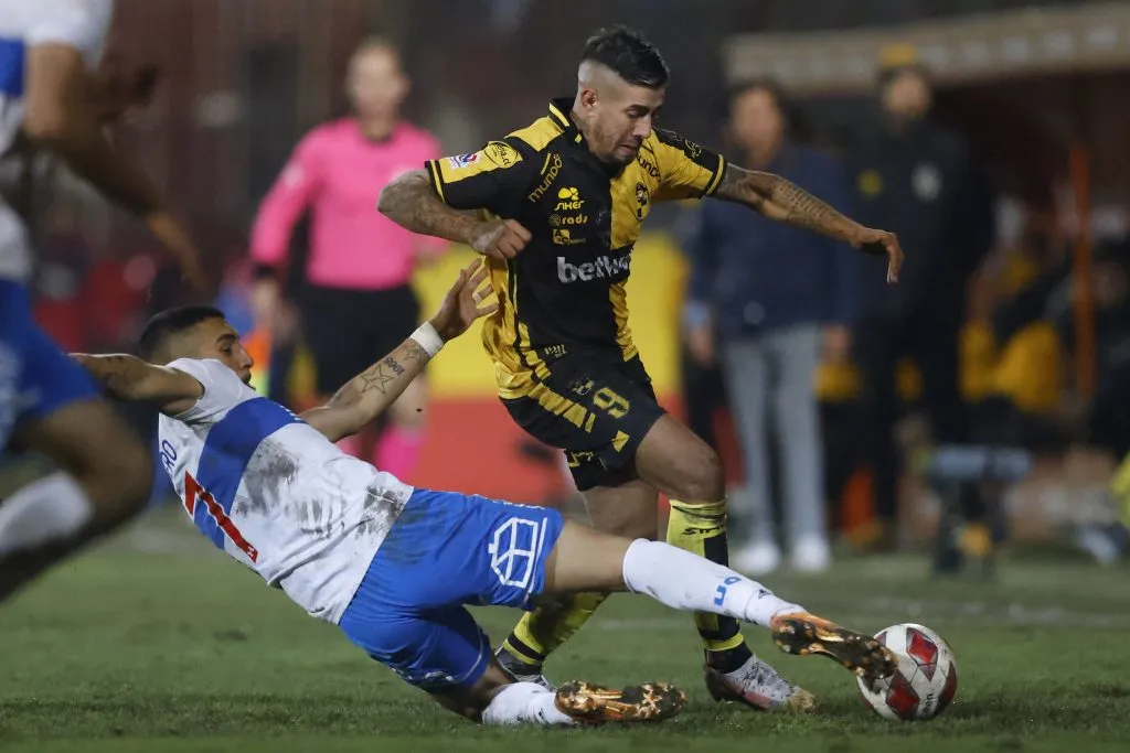 Branco Ampuero en acción durante la victoria por 2-1 de la UC ante Coquimbo Unido bajo la dirección técnica interina de Rodrigo Valenzuela.  (Felipe Zanca/Photosport).