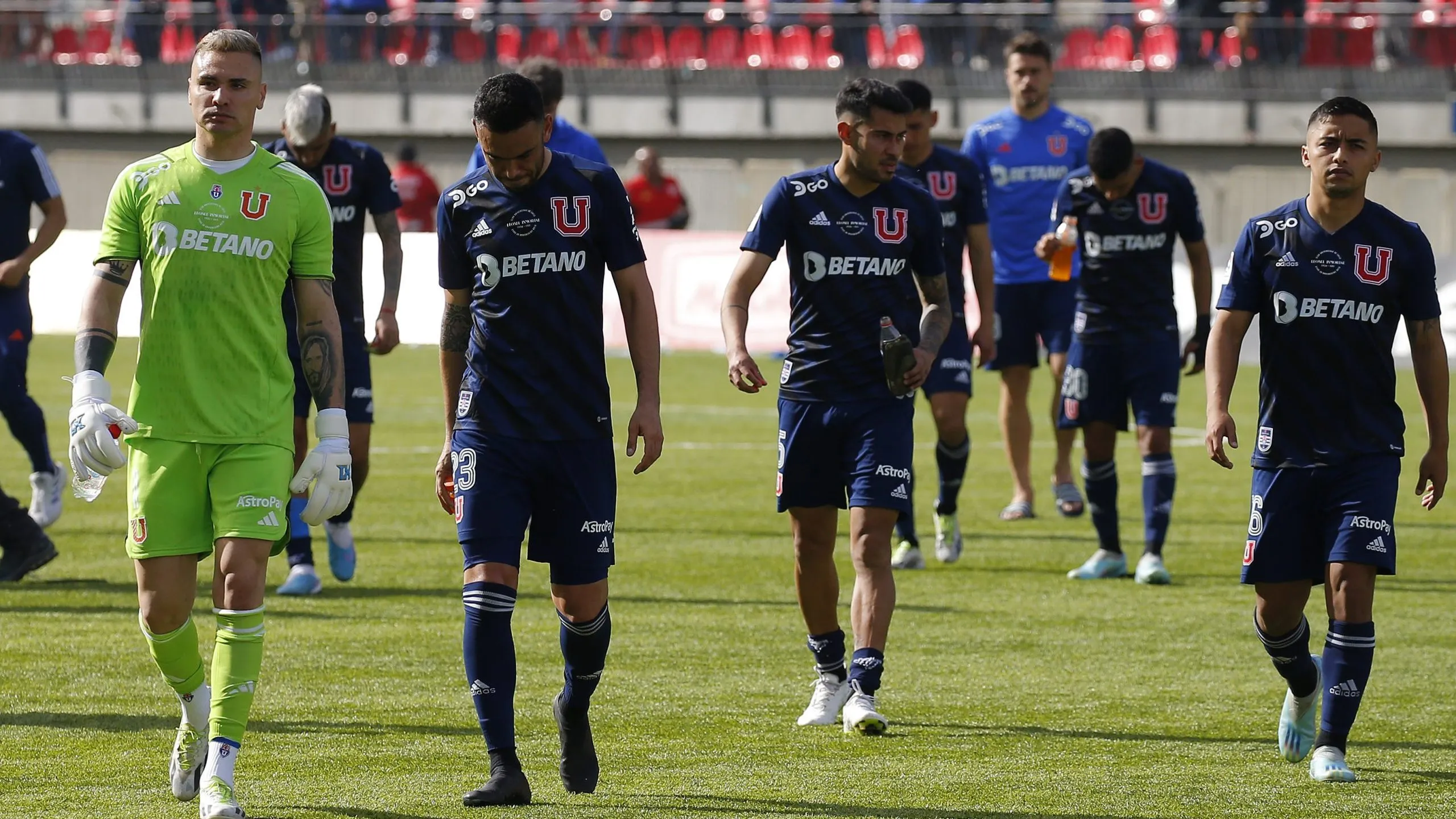 La U salió así de la cancha en el estadio Nicolás Chahuán Nazar: cayó por 2-1 ante Magallanes en la 19° fecha del Campeonato Nacional 2023. (Sebastián Cisternas/Photosport).
