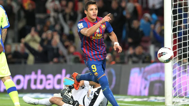 Alexis Sánchez festeja uno de los 46 goles que anotó en el Barcelona de España.