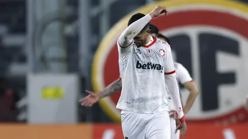 Lucas Passerini en acción frente a Colo Colo en el estadio Monumental. No seguirá en Unión La Calera.