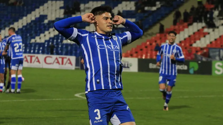 El chileno anotó un golazo de tiro libre ante Instituto de Córdoba.