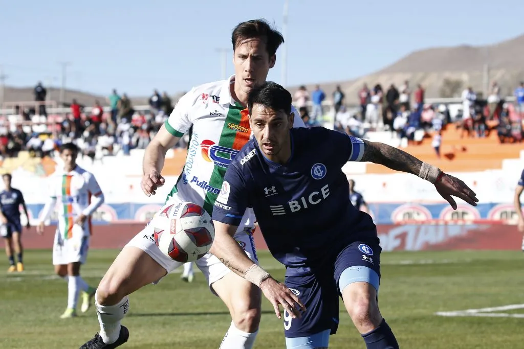 Alarcón y Zampedri disputan una pelota en El Salvador. | Foto: Photosport
