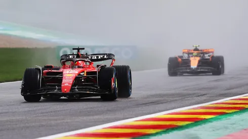 El Ferrari de Leclerc encabeza la parrilla de salida.