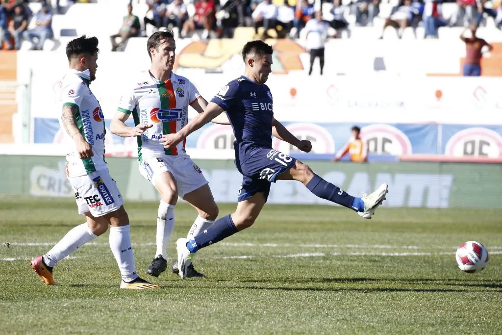 La definición de crack de Alexander Aravena que abrió la cuenta en El Cobre de El Salvador. (Javier Salvo/Photosport).