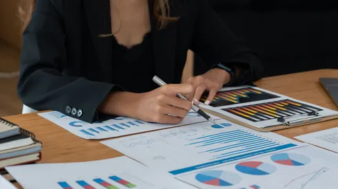 Mujer haciendo cálculos