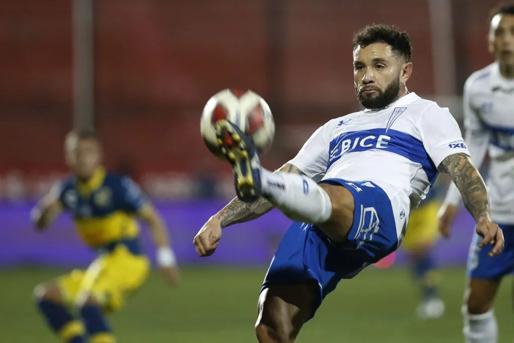 Eugenio Mena, uno que vuelve de la suspensión, pero quedó fuera de la formación de la UC en el estreno de Nicolás Núñez como DT de los Cruzados.  (Dragomir Yankovic/Photosport).