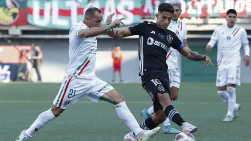 Marcelo Díaz intenta quitarle el balón a Lucas Assadi en un duelo entre Universidad de Chile y Audax Italiano.